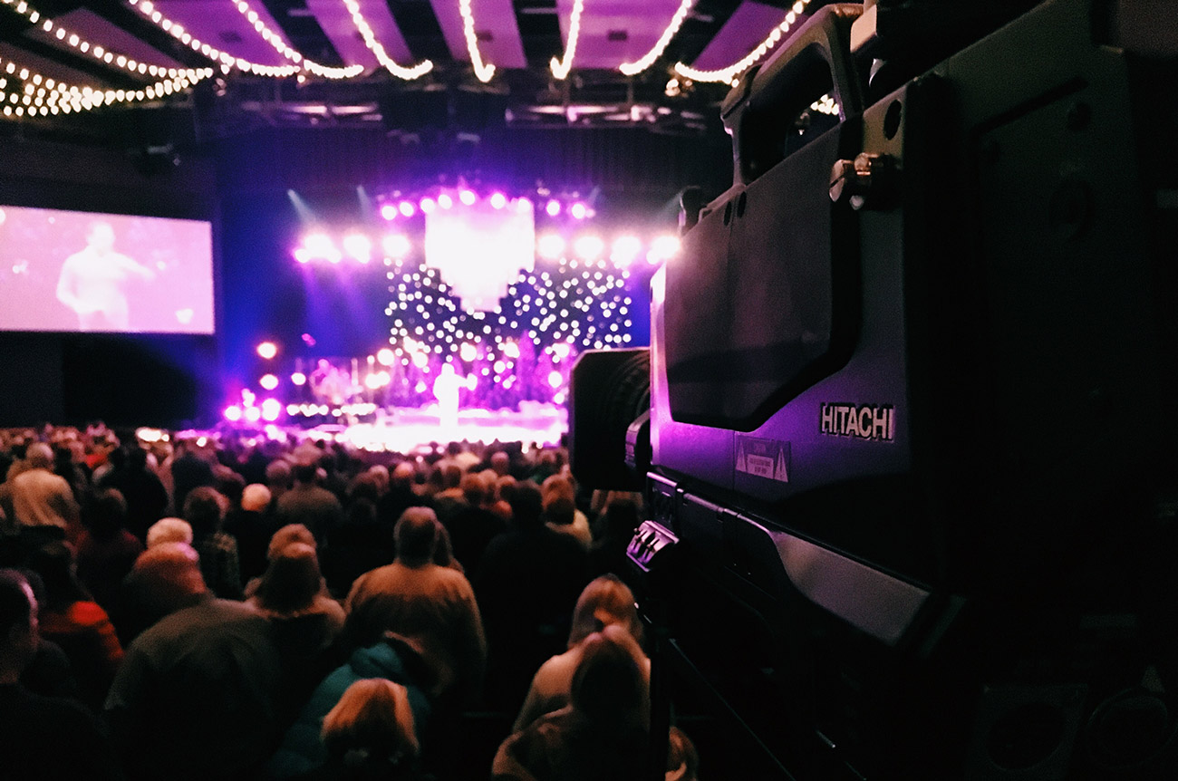 ビデオカメラで撮影した動画をリアルタイムで複数のプロジェクターに映す方法