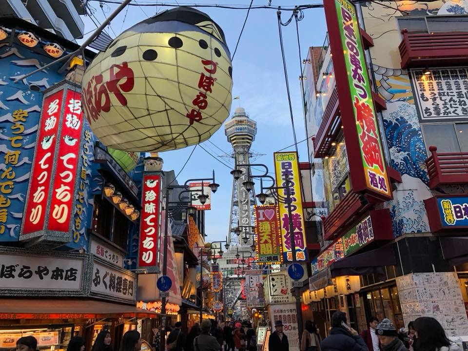 観光客で賑わう大阪という地をコンテンツという目線で考察してみる。ダサい街づくりがキーワードなのかも知れない。